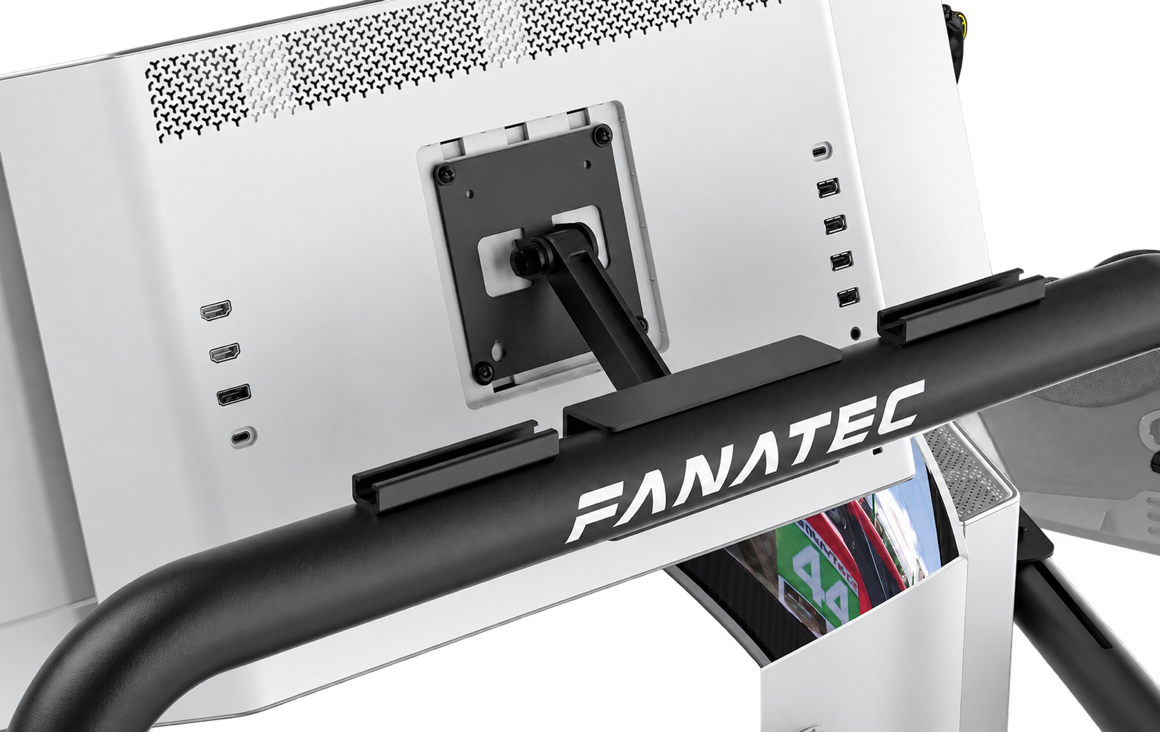 Dwa mocowania T-rail na czarnej górnej rurze stojaka Fanatec za monitorem